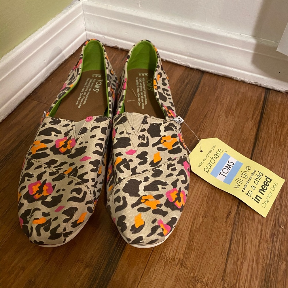 Brand new TOMS